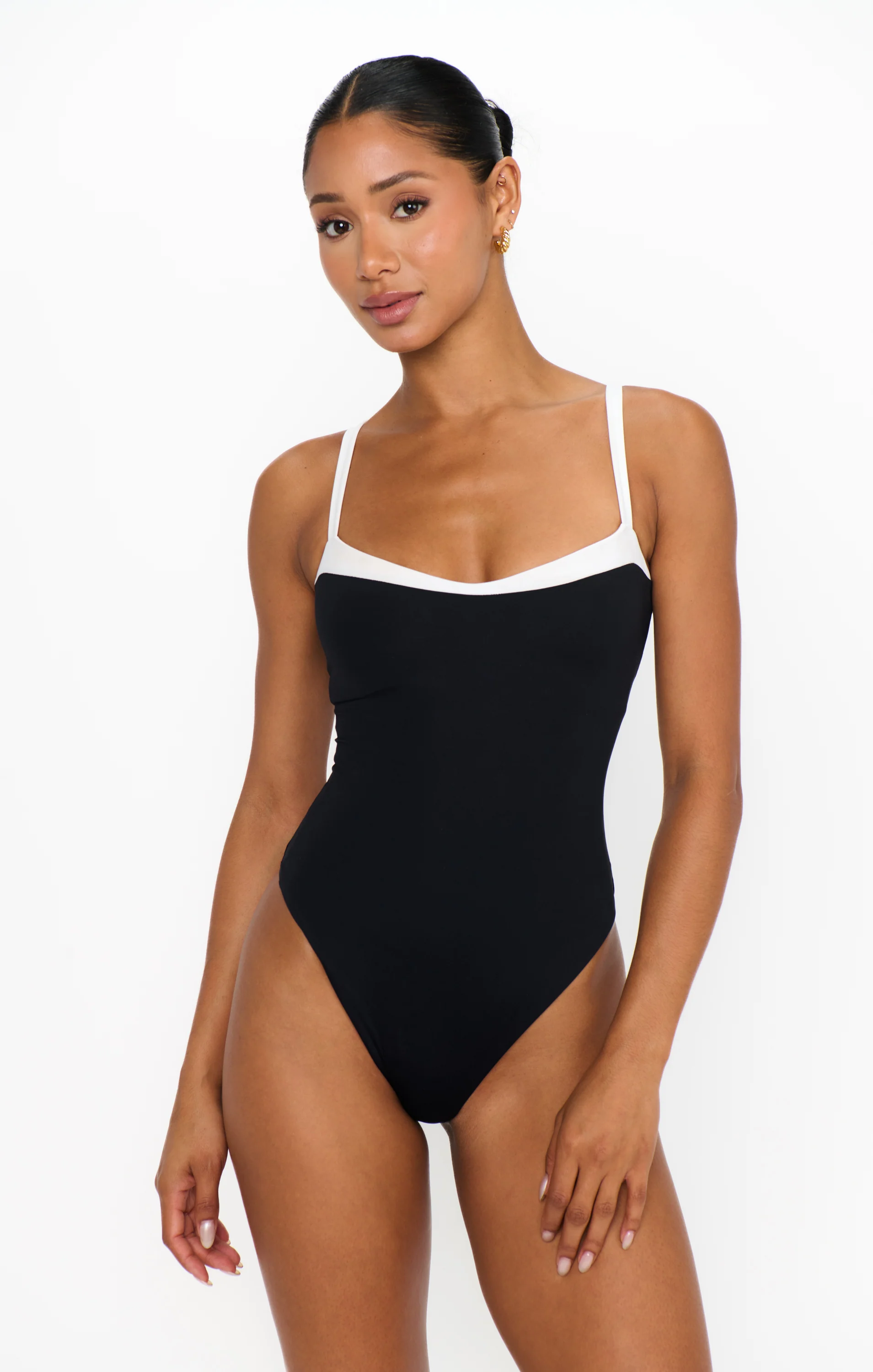 Overseas One Piece ~ Black and White - Image 3